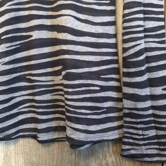 Express Zebra Black Gray V-neck Semi Sheer Size Small - Picture 3 of 13